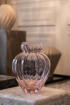 Audrey Vase - Lyserød | Mellem